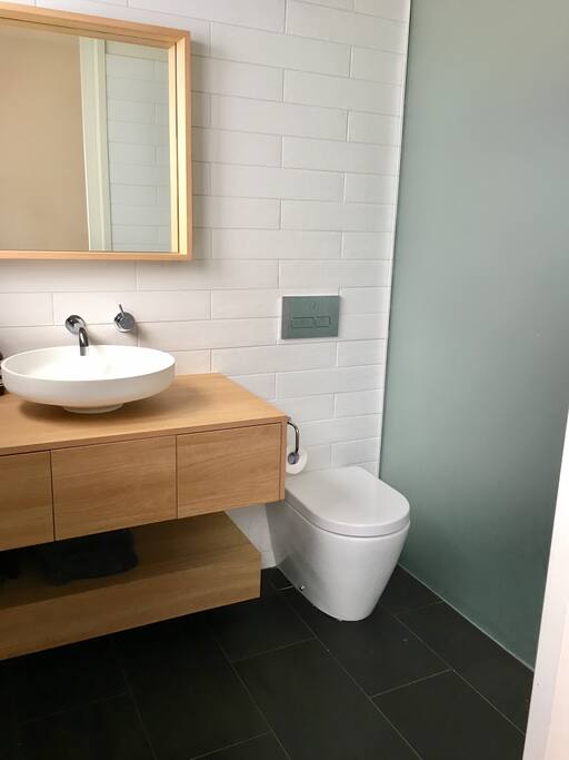 Ensuite to Master bedroom