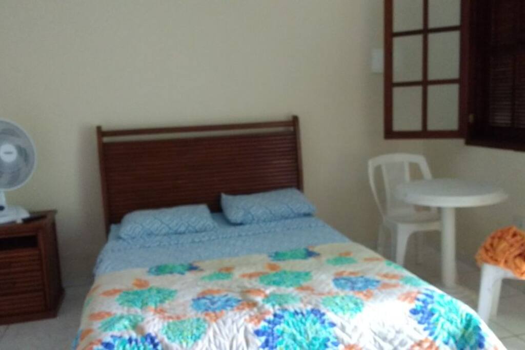 O quarto contém ótimo ventilador de teto e TV LCD com parabólica. Oferecemos roupa de cama.