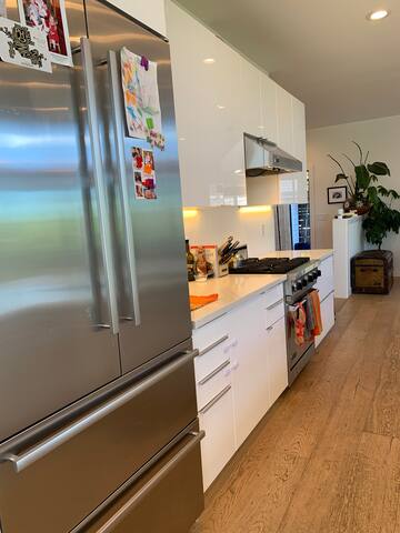 Modern Sun-filled 3 Bedroom Home in Greenlake gallery image 5