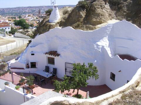 Cave with 2 bedrooms near Granada, in Guadix