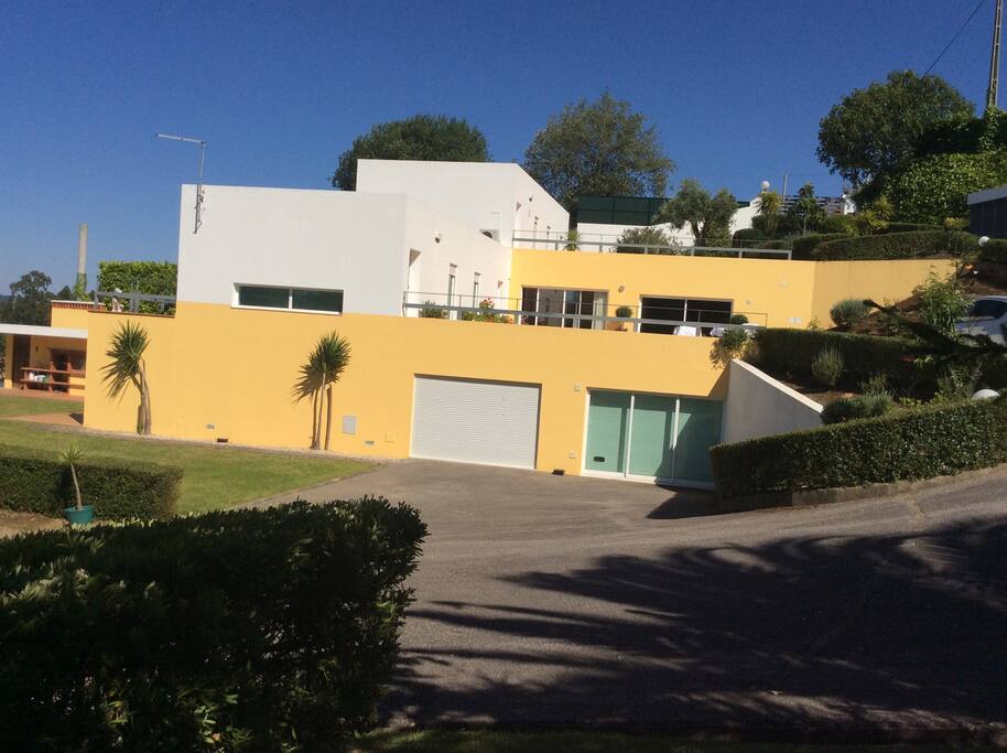 A casa que pode desfrutar e a que nós habitamos, ambas em condomínio fechado, rodearas de natureza, vistas deslumbrantes, tranquilidade absoluta. Acompanham nos os passarinhos no início e final do dia.