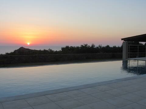 Villa Asteraki-Private Pool and Magic Sunsets!