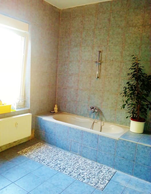Bad mit Tageslicht und Badewanne