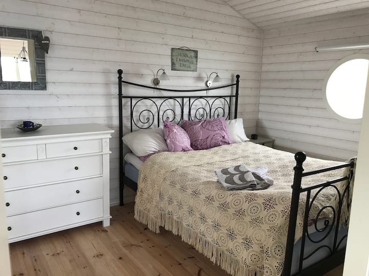 تحتوي غرفة النوم على سرير مزدوج مريح وفي الغرفة يمكننا أيضًا وضع مرتبة إضافية أو سرير إضافي لطفل على سبيل المثال ، إذا لزم الأمر. (يتم أيضًا استيعاب مرتبتين، ولكن بعد ذلك ستكون مساحة الأرضية ضئيلة.)