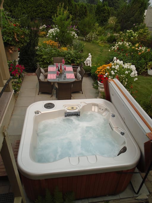 Hot tub with alfresco dining