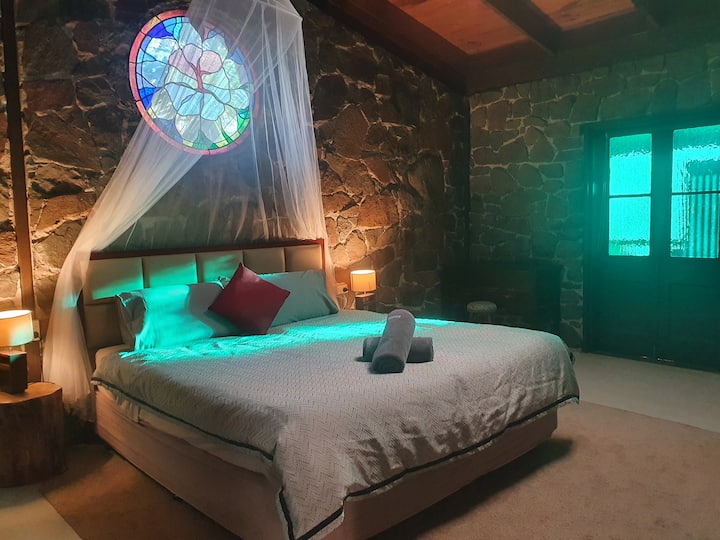 Dhoma kryesore e gjumit 1 nga 3 dhoma gjumi King. Shtëpia është ideale për 6 persona ose 3 x çifte. Kapaciteti total 9 nëse përfshihet edhe dhoma e gjumit /dhoma e gjumit e 4-të opsionale shtesë.