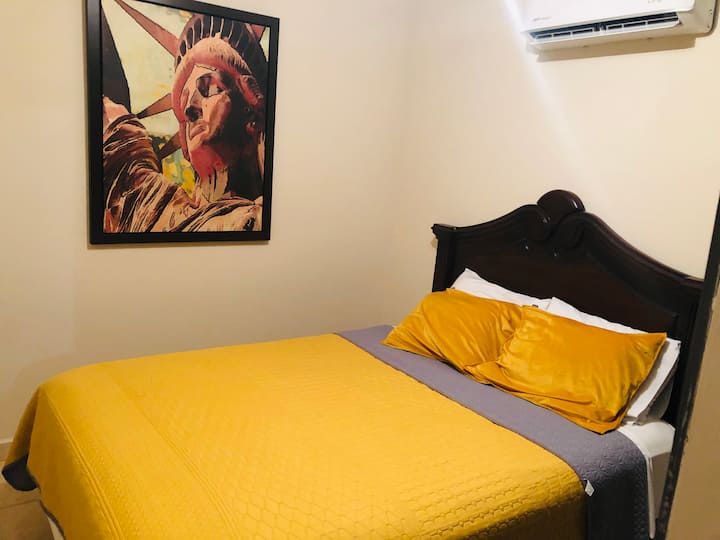 Chambre principale, avec lit Queen size, avec placard en pvc, avec air mini split de 1 Ton. Cette chambre n'a pas de fenêtre. On dort très confortablement.