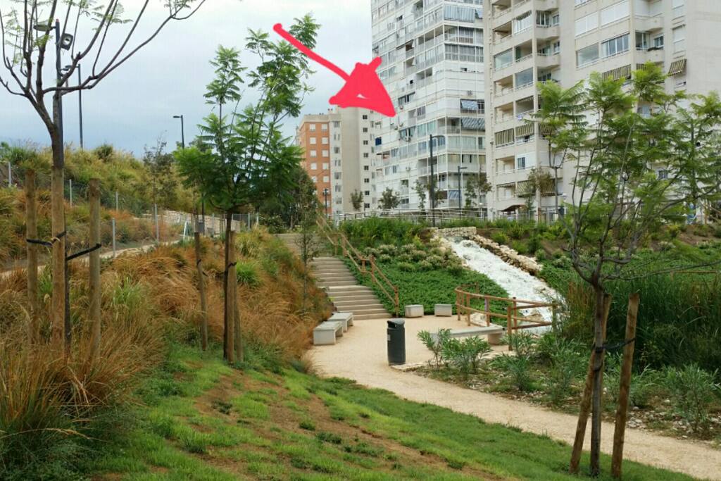 Gran parque con cascada