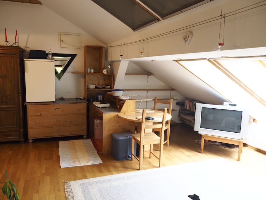 Sehr helles Dachgeschoss-Zimmer mit kleiner Kochecke