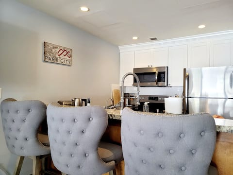 Successful Airbnb property: Updated 1Bd SKI IN/OUT, 150 ft to red pine gondola in Snyderville