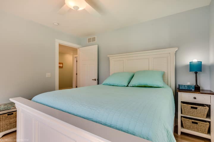 卧室配有漂亮的床架和高端床垫。