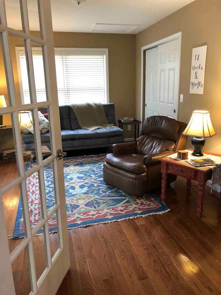 Toto je televízna miestnosť s futónovým gaučom. 