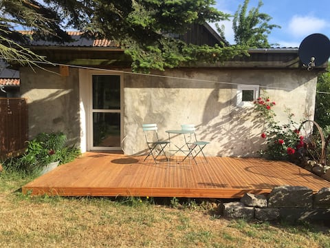 Tæt på by og strand og alligevel på landet/fred og ro=dejligt.