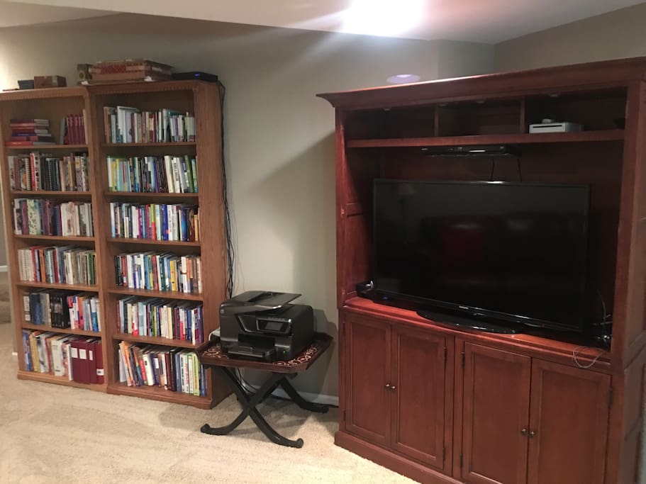 Google fiber provides high speed wifi and extensive viewing options.