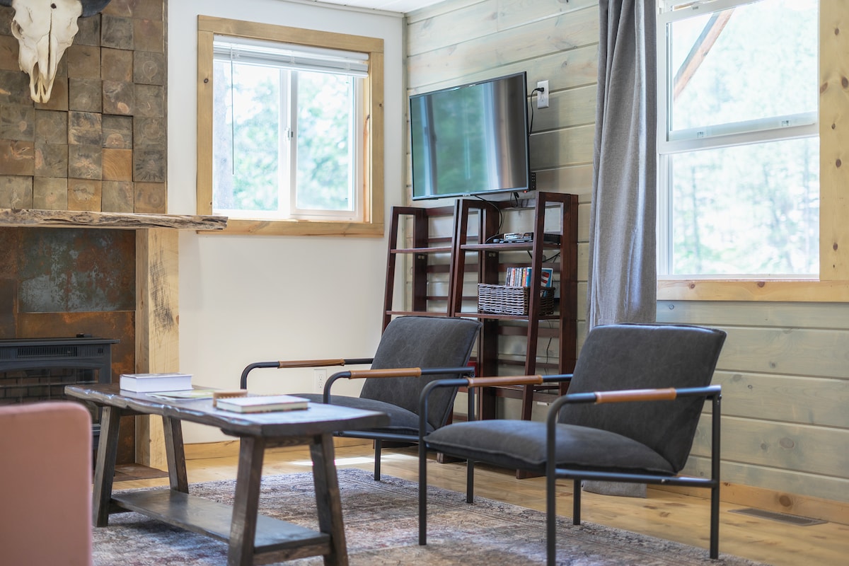 电视安装在手臂上，可向沙发方向旋转。请参阅电视和流媒体功能上的说明。 