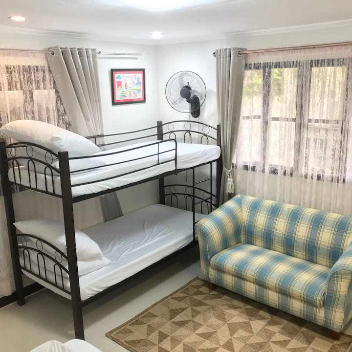 3楼客房的双层床可容纳1名成人或每张床2名儿童