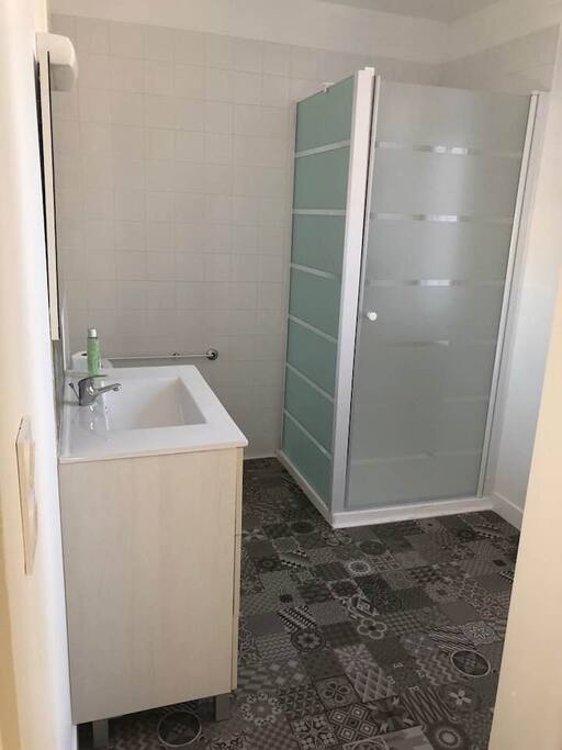 Salle d'eau avec fenêtre