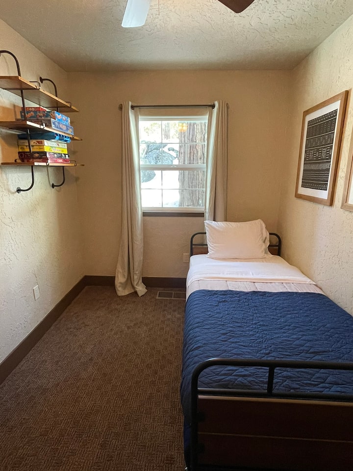 Beneden kamer met twee eenpersoonsbedden 