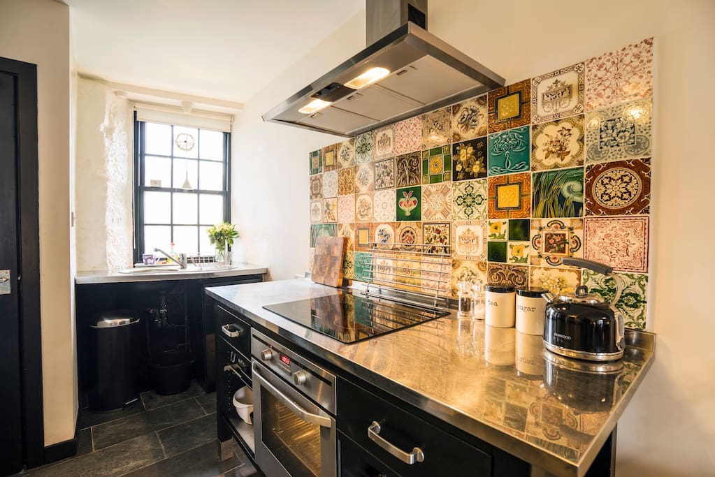 The kitchen is well-equipped and has an induction hob and dishwasher.