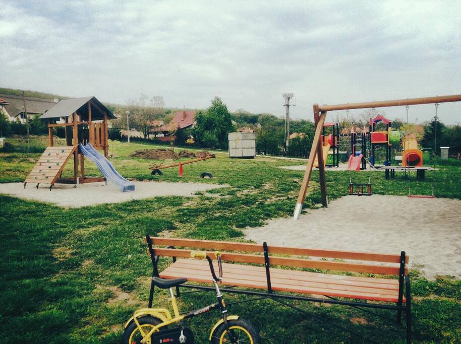 Parco giochi pubblico a 100 m dalla Villa
