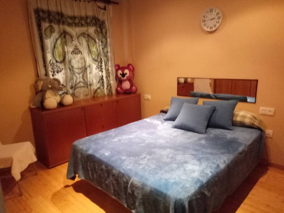 Dormitorio interior con baño privado