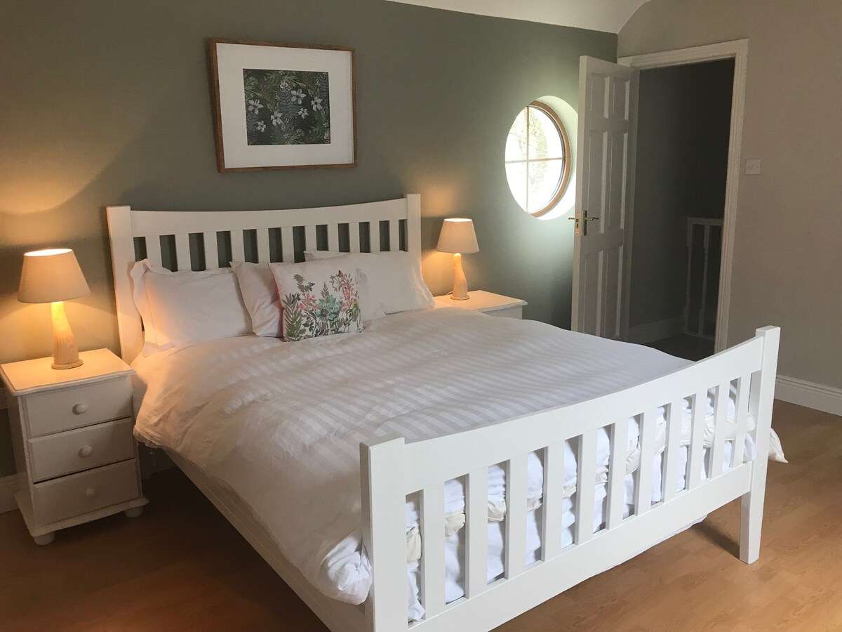 Дупли кревет со јорган од гуска. Голема пространа и многу приватна спална соба 