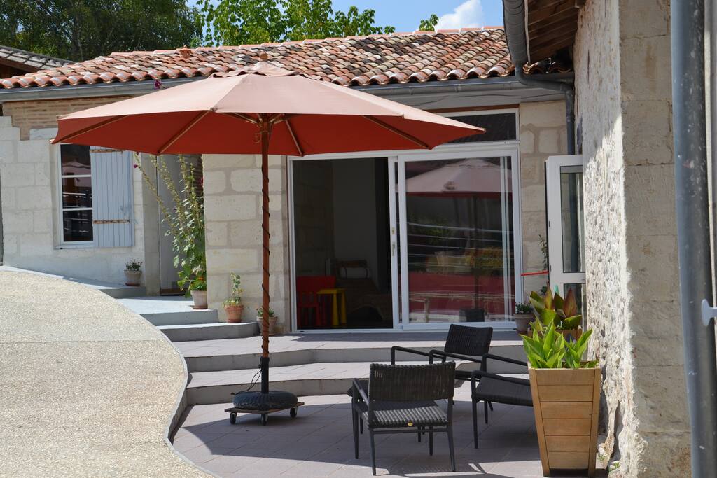 Plusieurs terrasses, une dépendance pour les hôtes, la convivialité d'une chambre d'hôtes et la fonctionnalité d'un gîte.