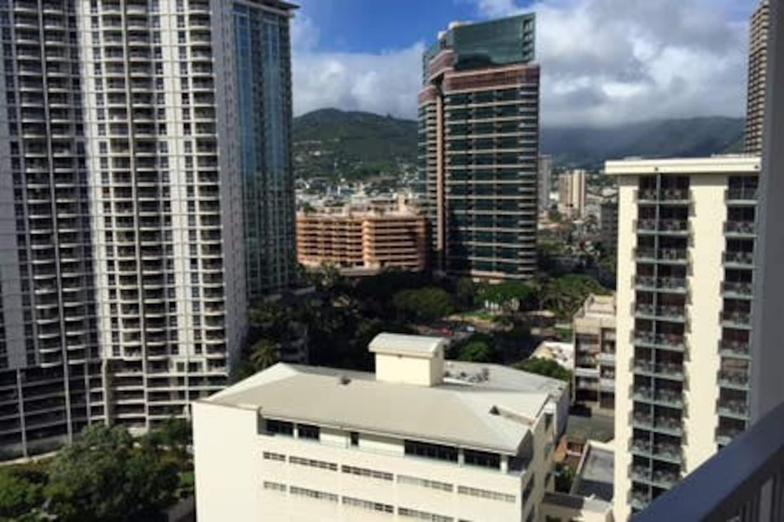 Condo in Honolulu · ★4.64 · Studio · 1 bed · 1 private bath - Image 15