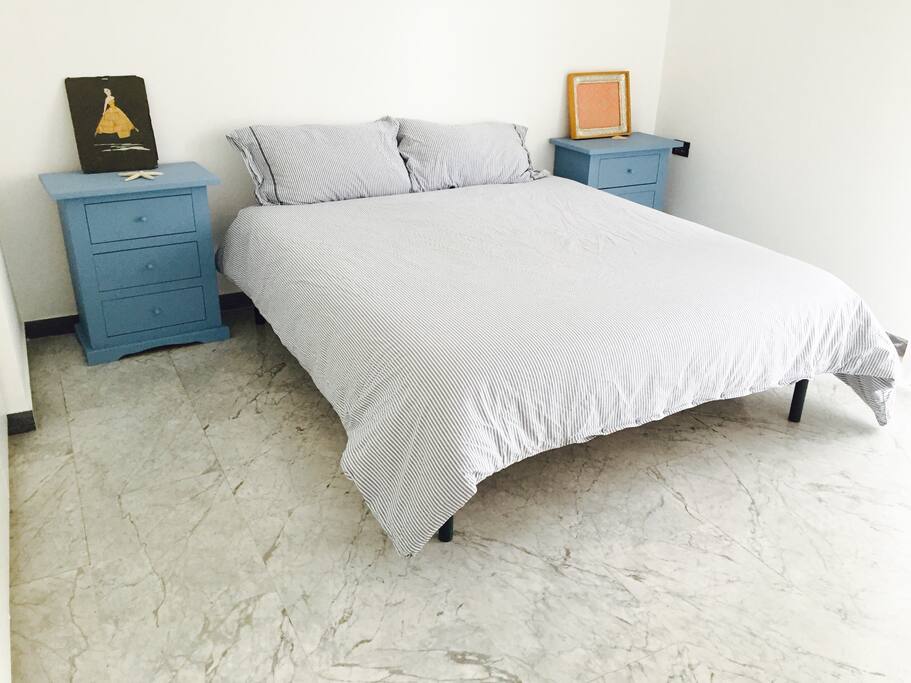 La camera da letto principale, ampia, silenziosa e luminosa