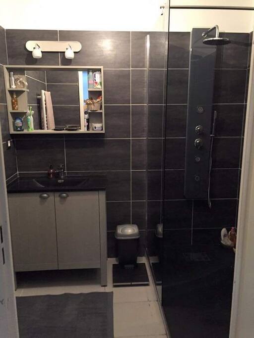 Salle de bain avec douche extra large