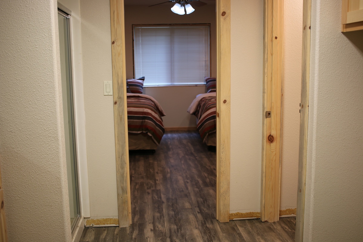 เรื่องที่ 1 เข้ามาจากโรงรถ ซักรีดทางขวามือห้องน้ำที่มีประตูอยู่ทางขวามือ  ด้านซ้ายเป็นที่อาบน้ำฝักบัวและอ่างล้างหน้า 