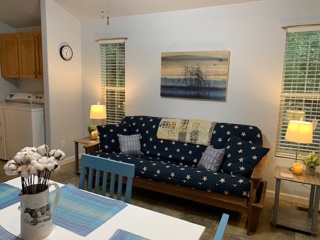 ฟูกนอนแสนสบายในพื้นที่นั่งเล่น ผ้าปูที่นอนอยู่ในลิ้นชักตู้เสื้อผ้า