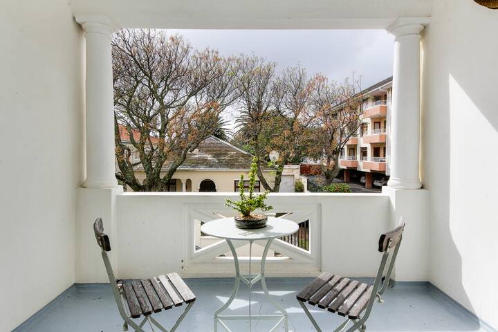 Light and tranquil, 3-bed apartment in Oranjezicht gallery image 3