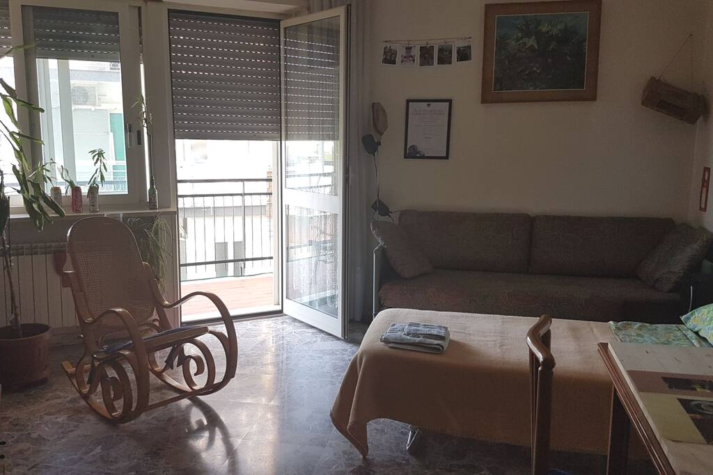 La stanza.
The bedroom.
