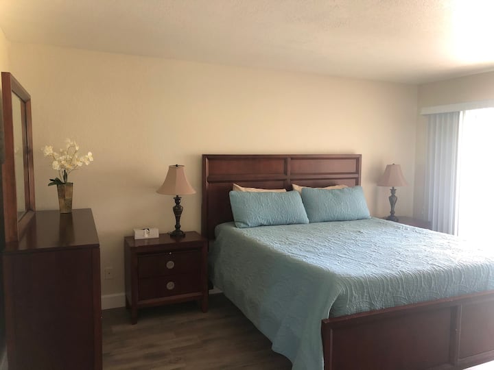 Dormitorio principal con cama tamaño Cal-King, baño privado