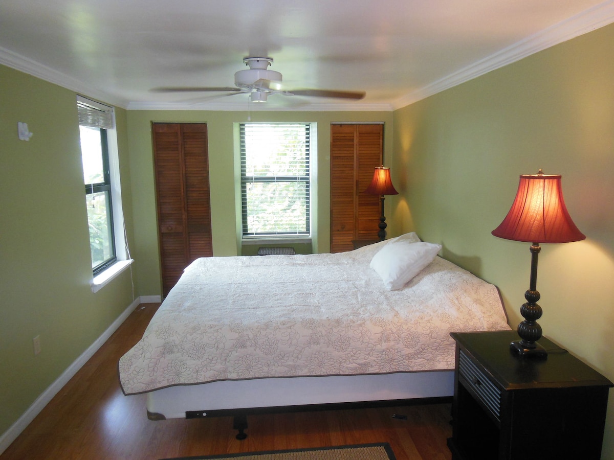 Hoofdslaapkamer  met kingsize bed