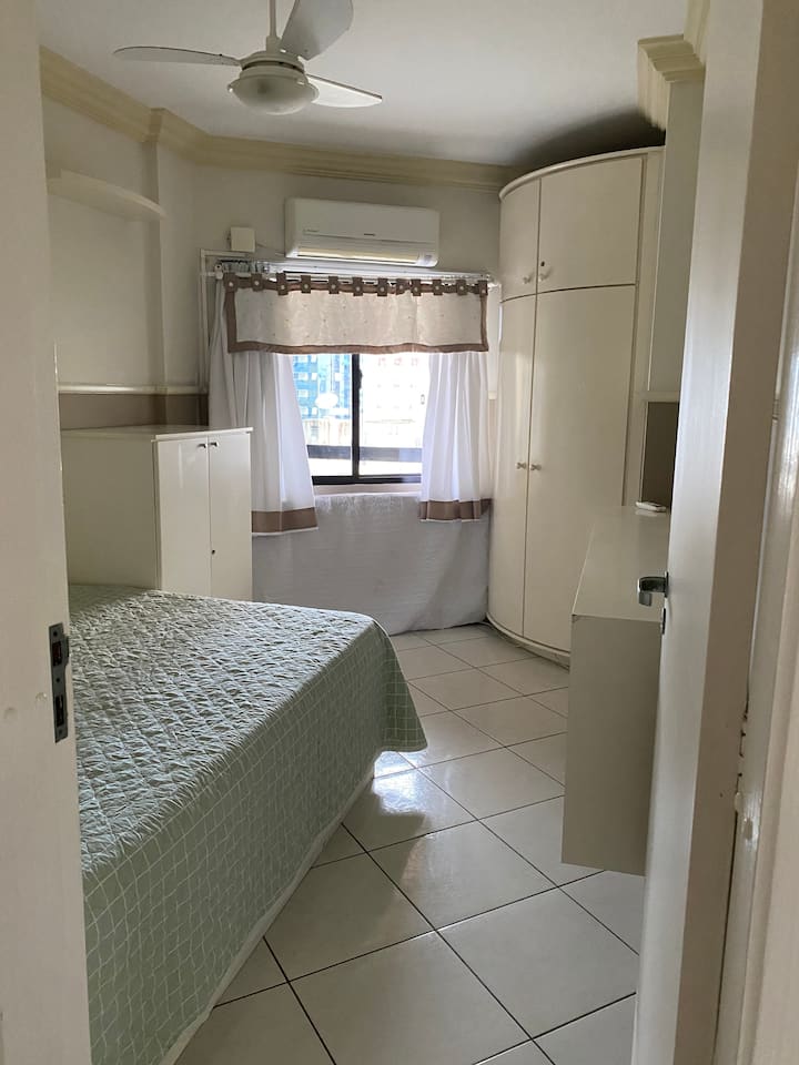 房间配有风扇、空调、1张双人床和1张额外的单人床垫！ 