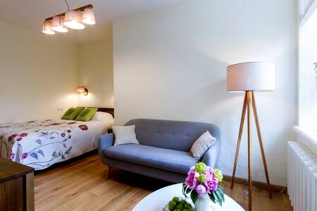 Bergs Bazaar Studio. FREE PRIVATE PARKING