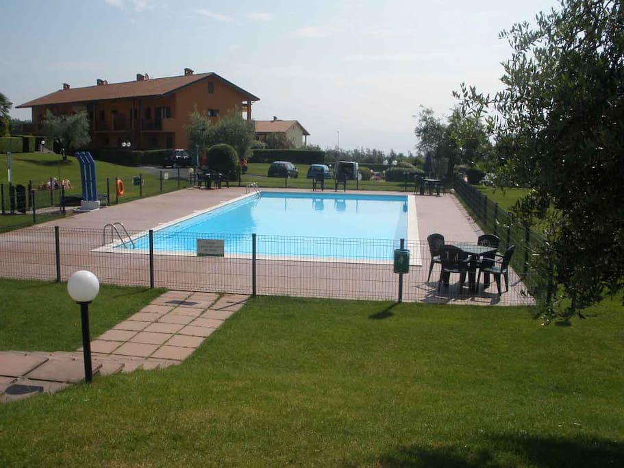 Piscina con giardino in comune recintato