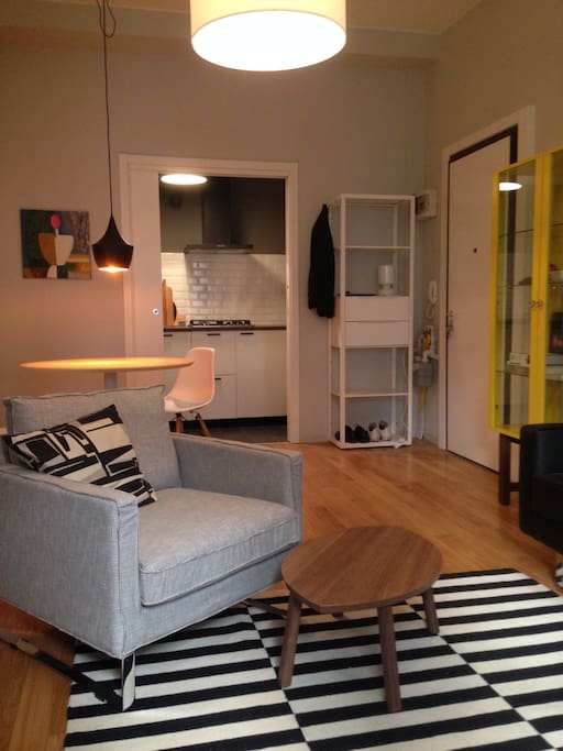 Livingroom with view to the entrance and the kitchen