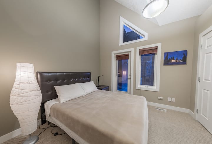 غرفة نوم بحجم كوين مع سقف مقبب