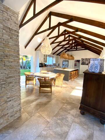 The Only ONE @ Batten Bend / swimming pool/back up gallery image 4