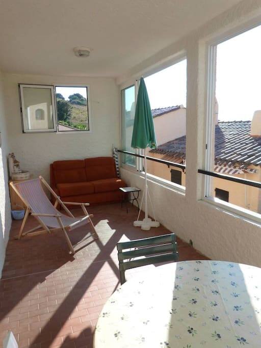 Terrasse couverte avec vue sur la mer