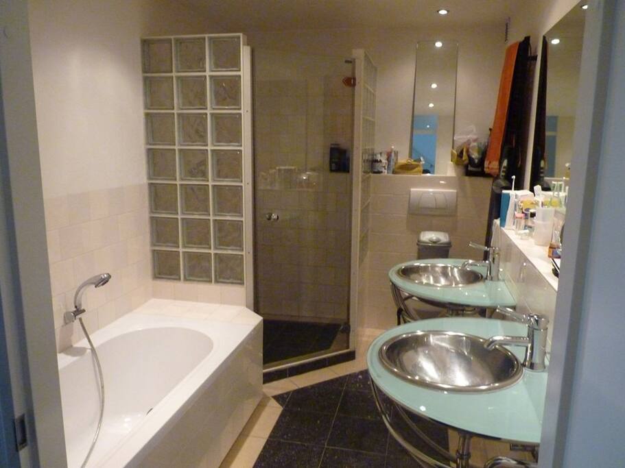Luxe badkamer met vloerverwarming, bad en inloop douche
