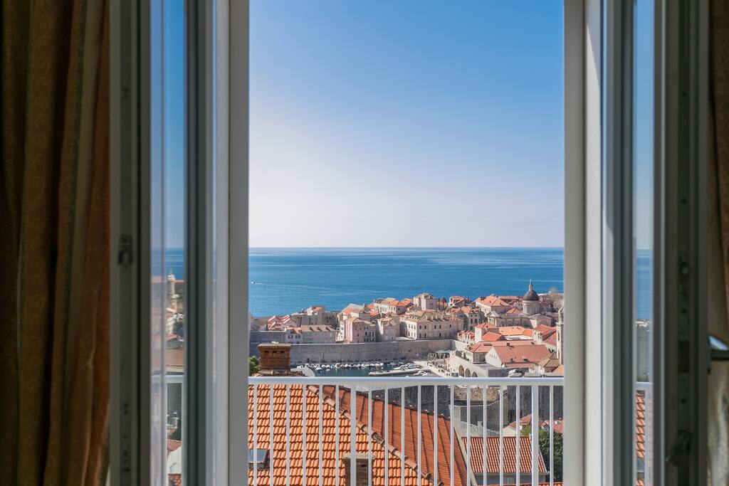 "The home offers amazing views of the city. I can't imagine a better location", Paul September 2017.