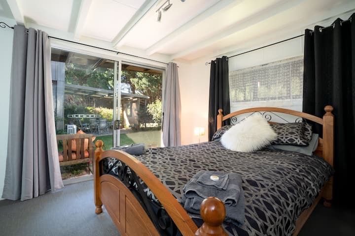 Chambre principale donnant sur le jardin et le bar b que l'extérieur