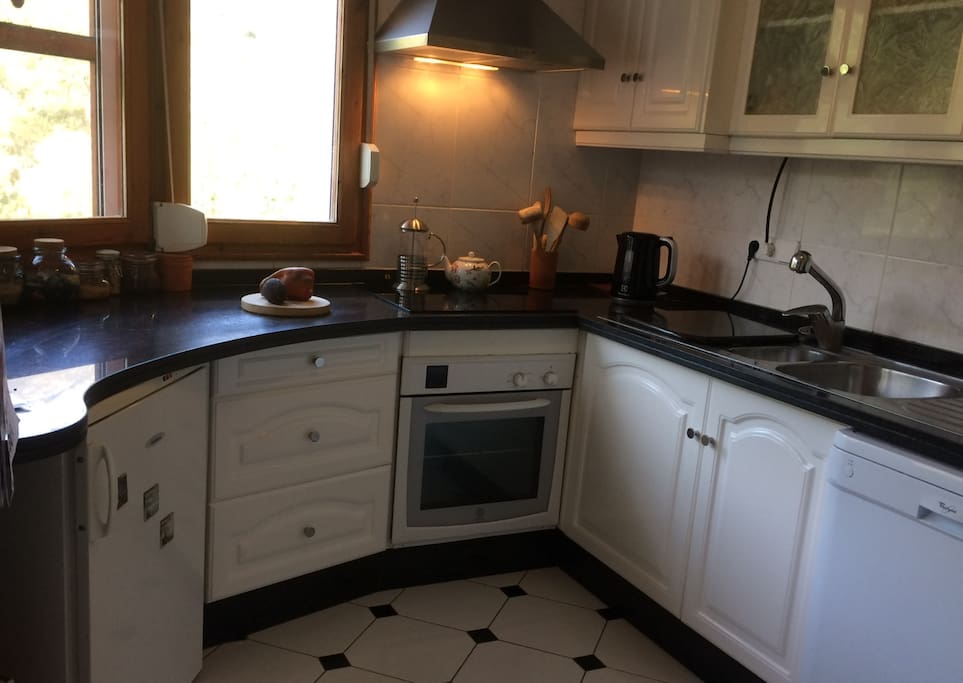 Full kitchen with oven & microwave