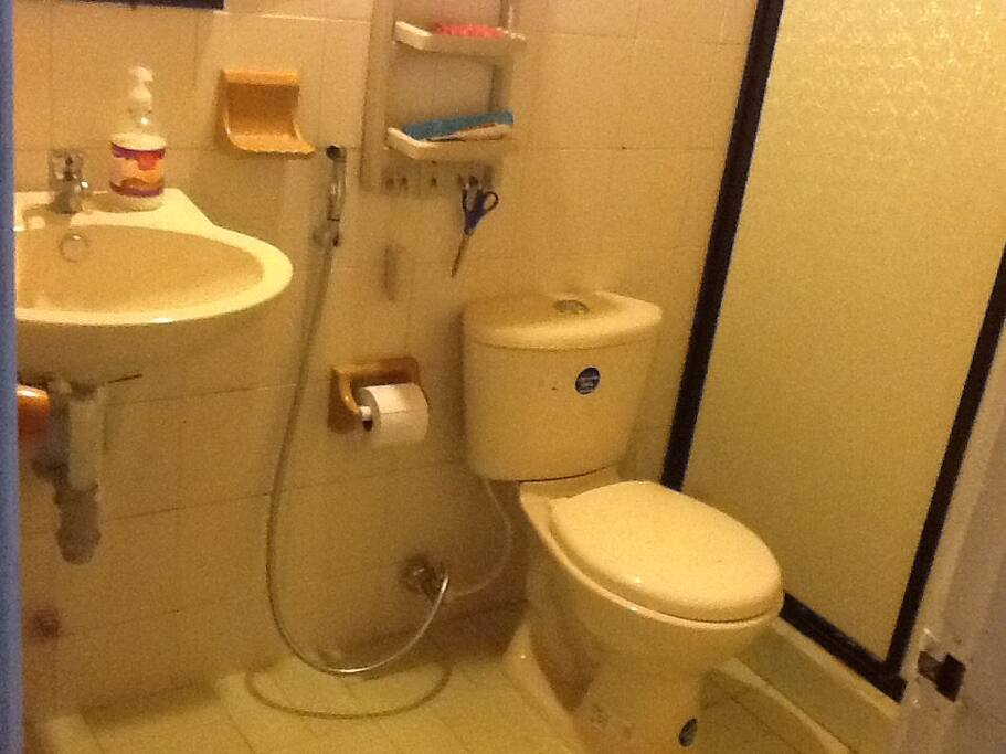 El baño es interno a la habitación dotado con todo lo necesario