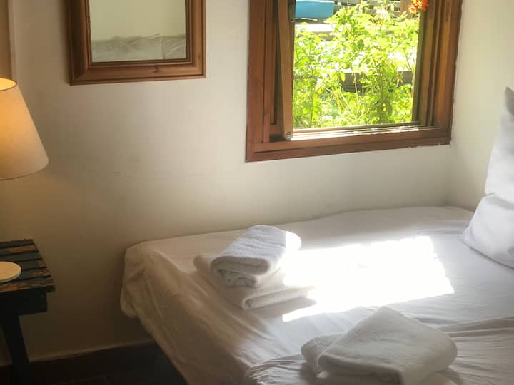 ห้องเตียงใหญ่พร้อมเตียงคู่ขนาดเล็กและวิวห้องเล็กๆที่น่ารัก❤️