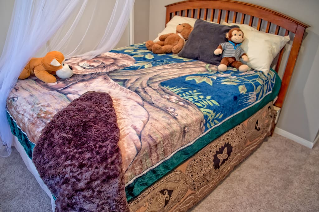 Chocolate Room King Bed extra large closet space and a spacious Dresser, WiFi